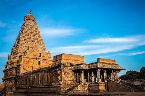 La construcción del Templo de Brihadeeswarar en Thanjavur: Un monumento al poder imperial chola y a la devoción a Shiva